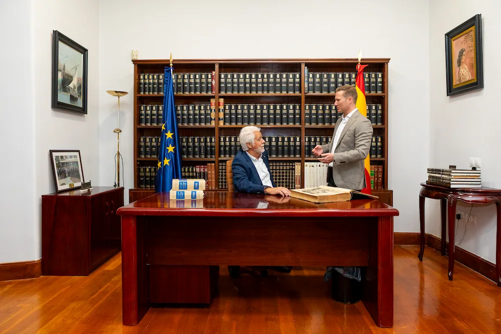 Agente inmobiliario profesional con certificado europeo de formación inmobiliaria
